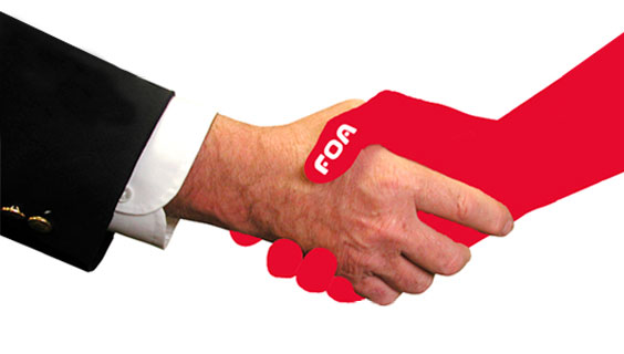 Håndtryk mellem arbejdsgiverhånd og FOA-hånd